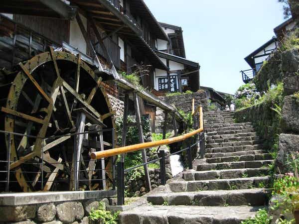 【群馬県内発】 ~日本三名泉~下呂温泉に泊まる!秋色の飛騨路ハイライト 「世界遺産・白川郷」「飛騨高山」「馬籠宿」「恵那峡」2日間3
