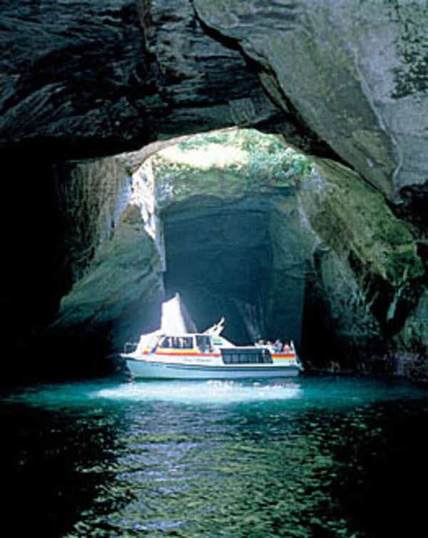 【茨城県内発】  3つの乗り物でめぐる「伊豆 碧（あお）の絶景」堂ヶ島・青の洞窟クルーズ・小室山・箱根十国峠と夕映えのオーシャンビュー 土肥温泉2日間1