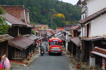 【山形県・新幹線駅（山形駅～米沢駅）発】 懐かしのボンネットバスで往くベンガラ色の吹屋ふるさと村と矢掛宿・天空の山城備中松山城　おいでんせぇ岡山（3日間）