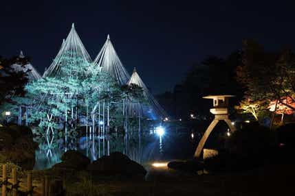 【広島駅・福山駅・岡山駅発】 雪吊りの兼六園ライトアップ・雪見ローカル列車 感動の冬景色と名物「きたまえ寿司」充実の2日間