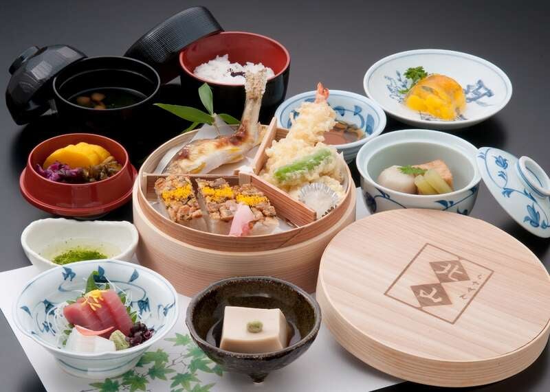 【富山・石川発】 京都・高雄「錦水亭」もみじの床で味わう 川床料理 と　槙尾山 西明寺 ・嵐山散策　　日帰り1