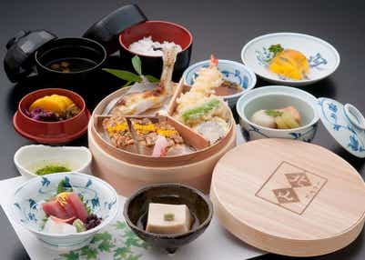 【富山・石川発】 京都・高雄「錦水亭」もみじの床で味わう 川床料理 と 槙尾山 西明寺 ・嵐山散策 日帰り