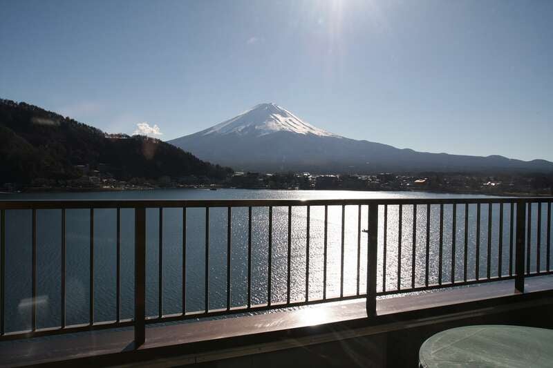 【青森県・新幹線駅（新青森駅・八戸駅）】SNS映え「富士山」「五重塔」「紅葉」の絶景スポット 「新倉富士浅間神社」と河口湖もみじ回廊 2日間2