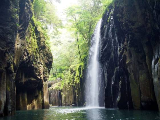 【日帰り／博多発着／添乗員同行】 神々の里 高千穂で感じる絶景旅！ 壮大な高千穂の景色を見渡す”高千穂あまてらす鉄道”に乗車 天孫降臨の地・神話の里 高千穂と神秘的な上色見熊野座神社2