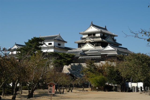 【2026年10月10日(土)・2027年3月13日(土)出発】 【レフ松山市駅ｂｙベッセルホテルズ】 JR四国観光列車「伊予灘ものがたり」で モーニング～しまなみ海道・松山城と伊予の小京都大洲へ1泊2日3