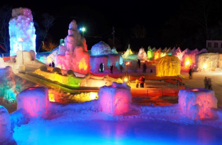 [札幌発]ライトアップされた幻想的な氷像　夜の支笏湖氷濤まつり1