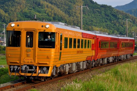 【特別企画/添乗員同行】観光列車の旅 3つの四国ものがたり 秋景色に行く四国列車内でたっぷり愉しむ美食紀行3日間 「●伊予灘ものがたり」「●志国土佐 時代の夜明けのものがたり」「●四国まんなか千年ものがたり」と「●しまんトロッコ」1