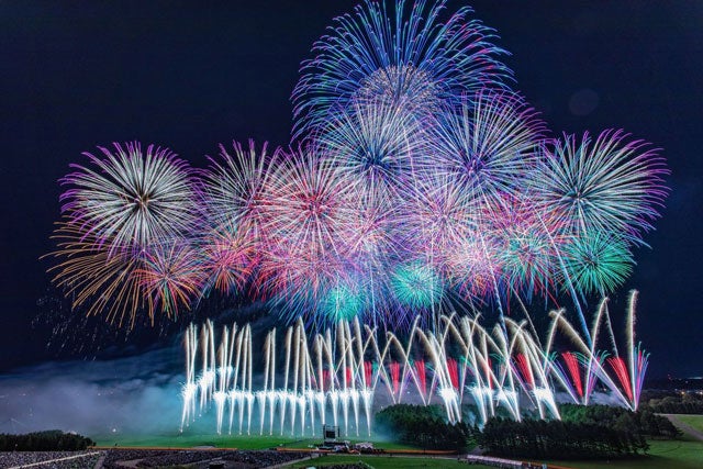 ★9/5(土)催行決定★【札幌市内発/芝席プラン】広大なモエレ沼公園を活かした壮大な芸術花火を堪能♪北海道芸術花火 日帰りバスツアー3