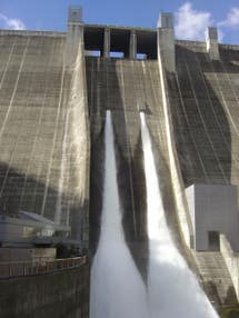 【静岡県内発】 圧巻！宮ケ瀬ダム放流見学と創建2,200年以上！大山阿夫利神社 「大山詣り」　大山名物の豆腐と地場産野菜使用！季節の懐石料理 