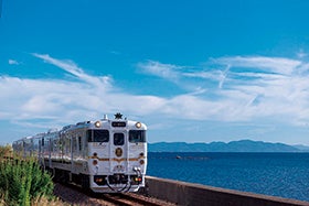 西九州の海めぐり列車「特急ふたつ星4047」と紅葉の御船山楽園1