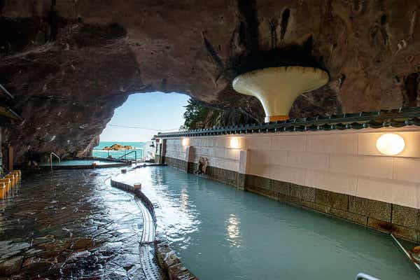【羽田空港発】 ホテル浦島　忘帰洞 世界遺産高野山・熊野三山と大阪・関西万博3日間1