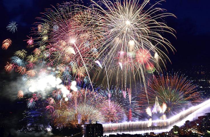 [西梅田発]≪湖畔から花火を鑑賞！≫打ち上げ数日本最大級「諏訪湖祭 湖上花火大会」日帰りバスツアー(商連特別桟敷席付プラン)3