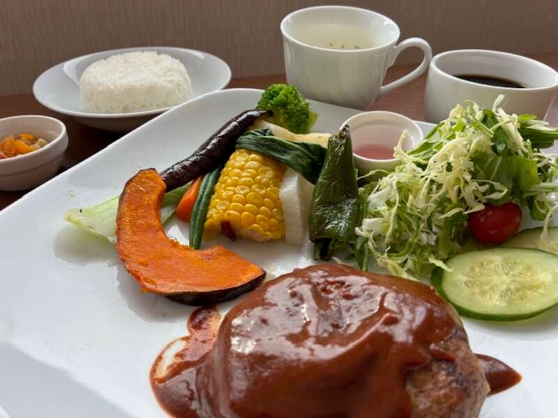 【旭川エリア発】 富良野３つの花めぐりと かみふらのハンバーグのご昼食・ 富良野メロンご賞味（日帰り）2