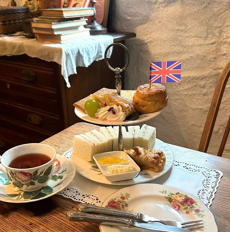 【八日市駅・彦根駅・米原駅発】まるでイギリスのような街並み！亀岡『英国村』で優雅にアフタヌーンティーと『美山かやぶきの里』散策　日帰り1