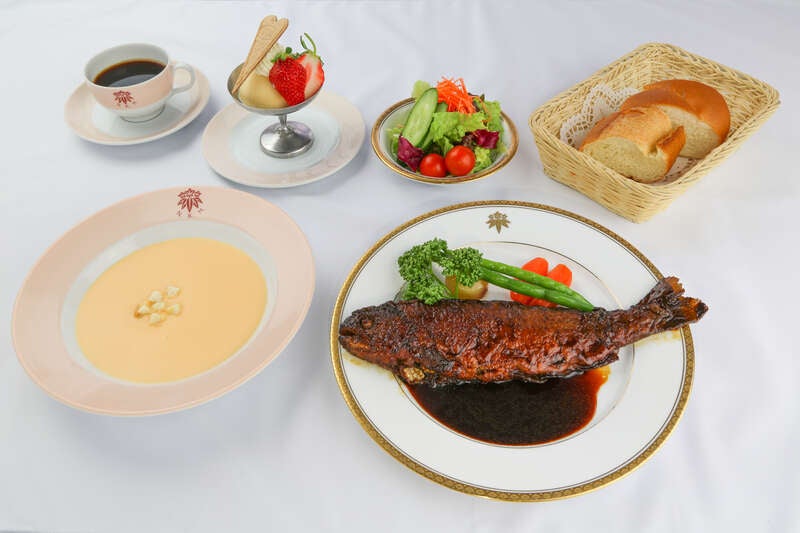 【千葉県内発】 憧れの日光金谷ホテル伝統ランチと専門ガイド同行世界遺産日光東照宮　日帰り3