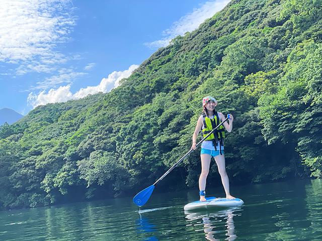 ■【往復航空機利用】安房川の清流に癒される。ゆっくり、まったり水上散歩SUPツアー付き(2日目)。宿泊先は自由にお選びいただけます！　3泊4日1