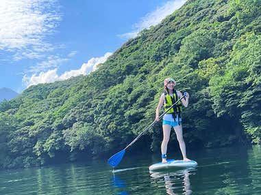 ■【往復航空機利用】安房川の清流に癒される。ゆっくり、まったり水上散歩SUPツアー付き(2日目)。宿泊先は自由にお選びいただけます！　3泊4日