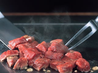 ☆◎【那覇発/半日南部観光】ラドＯＳＢ号『斎場御嶽＆みーばるビーチフリープラン+ステーキランチ付コース』★「斎場御嶽」→「新原(みーばる)ビーチフリープラン」＋「ステーキランチ付（国際通りにて）」★※斎場御嶽入場料は含まれておりません。★￥6,100～6,300★3