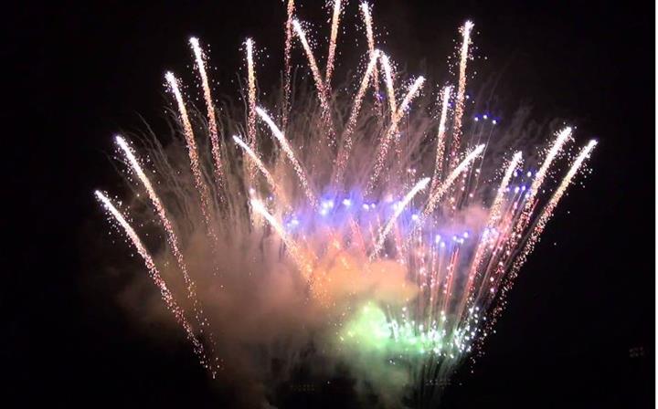 ★催行決定！残席わずか ＜新宿発・西船橋発＞ 夜空を彩る5,888発の花火！忍野八海祭り と 標高2305ｍの絶景！夕暮れの富士山５合目　そして、御殿場高原ビールで豪華50種ブッフェの昼食1