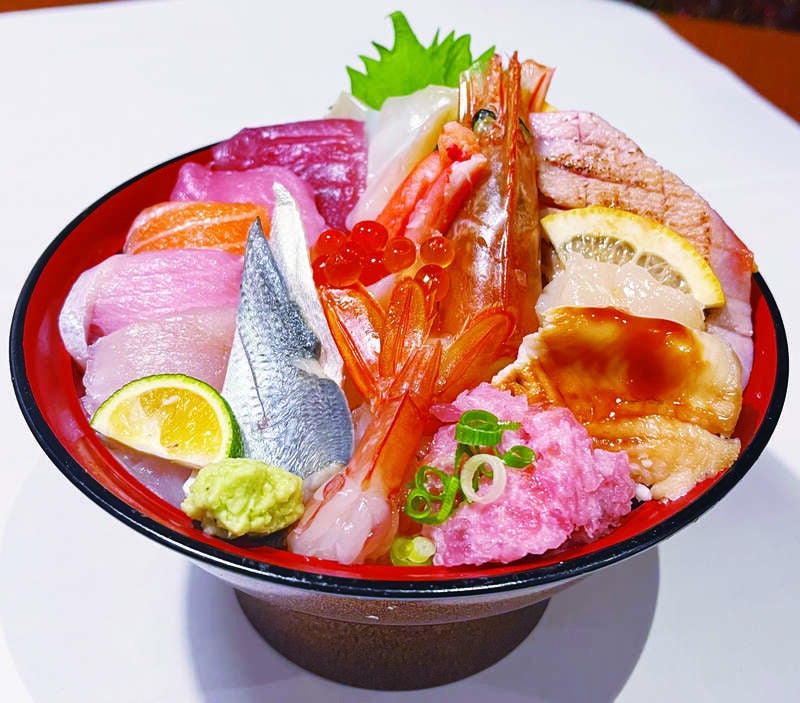 【秋田駅東口５番乗り場発】 とあるエリアの近郊で水揚げされたネタを使った親方おまかせ丼弁当付き　いちごとさくらの名所　ミステリー 日帰り1