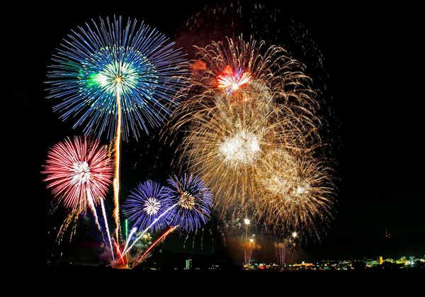 【大阪府内発】 駐車場から徒歩約1分！大会史上初！約1万3000発規模の花火を打ち上げ！亀岡市制70周年記念「京都・保津川花火大会2025」夜行2日間1