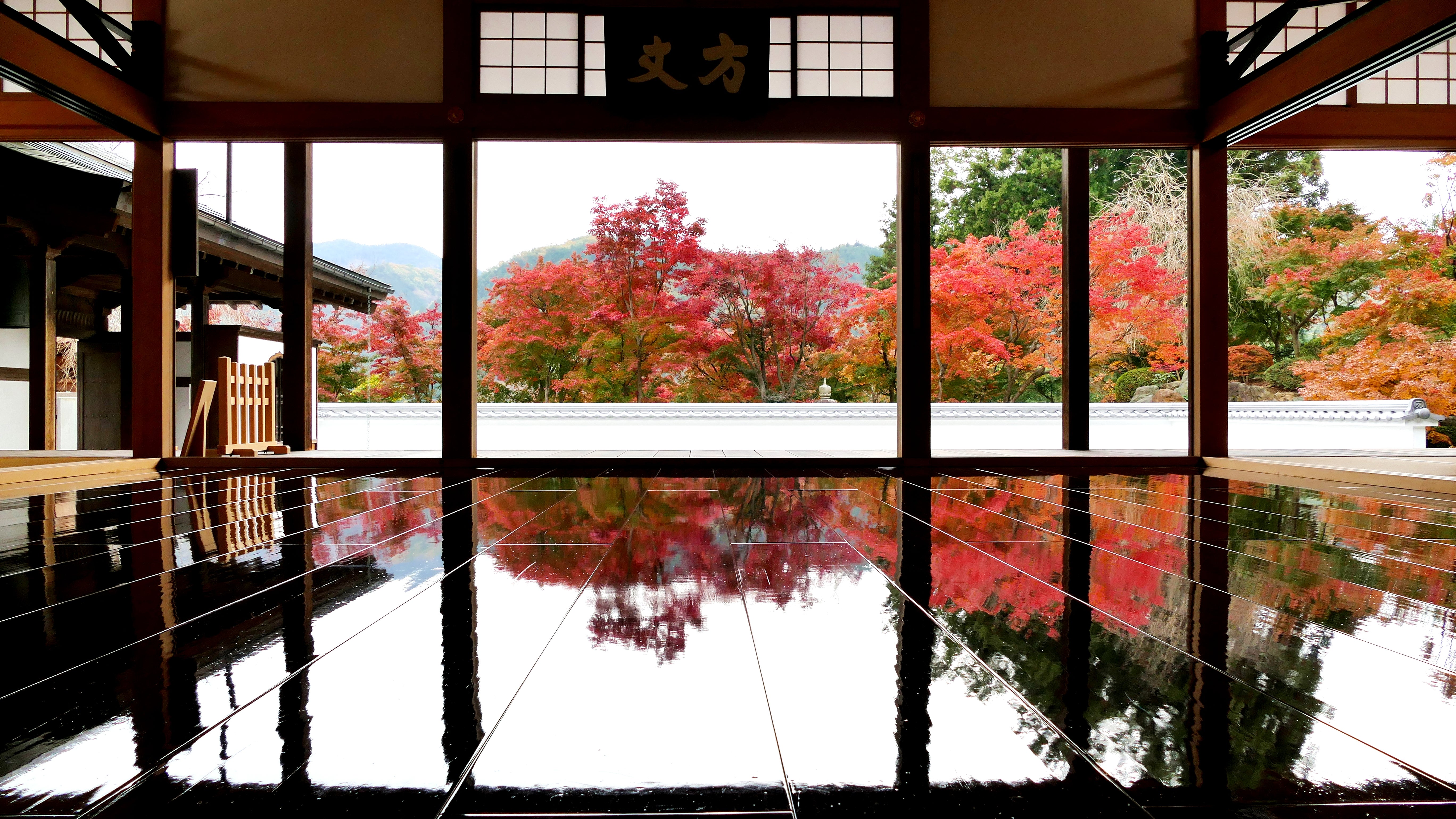 【埼玉県内発】 ～秋を映す絶景～ 宝徳寺「床もみじ」特別公開と高津戸峡の渓谷美 創業130年老舗「たむらや」名物和豚もちぶたみそ漬ランチ1