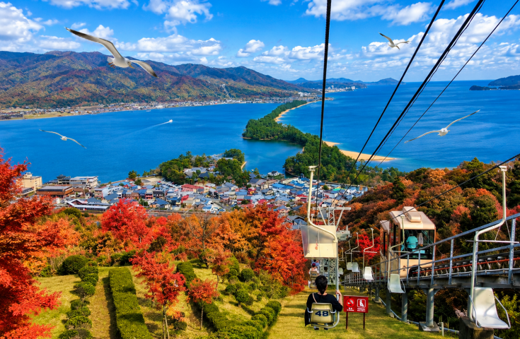 [難波/京都発]日本三景の一つ海の京都天橋立と茅葺屋根のがかわいい美山！昼食はカニ付きの「和食会席料理」をご堪能！フォトジェニックな日帰りバスツアー！(英語語ガイド付)1
