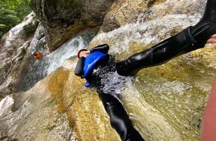 [新宿発]水上(みなかみ)キャニオニングバスツアー｜絶叫キャニオニング・シャワークライミングに挑戦！