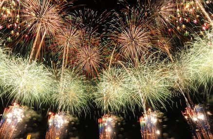 [東京発]楽々パイプイス桟敷席でゆっくり観覧！花火師の殿堂「第98回大曲全国花火競技大会」を日帰りバスツアーで堪能！