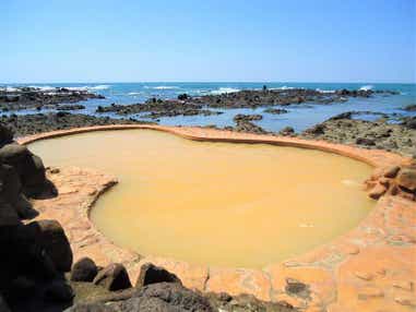 【青森県内発】 不老ふ死温泉と立佞武多の館 マグロステーキ丼のご昼食 日帰り