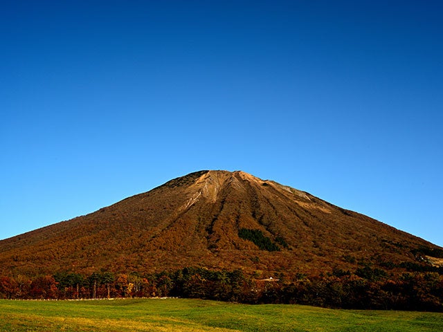 【名古屋発】■２０２６年１０月３０日（金）■（相部屋）〔中級〕日本百名山と名峰を歩く旅　大山　１泊２日　♪名鉄の泊りトレッキング1