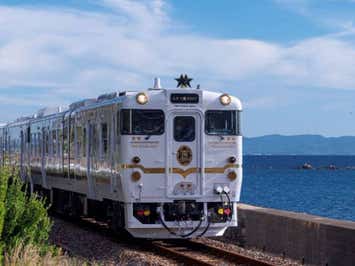 【日帰り／博多発着／添乗員同行】★西九州の海めぐり観光列車★ふたつ星4047乗車の旅 ～春を感じる約10万本の菜の花畑と桜の競演～