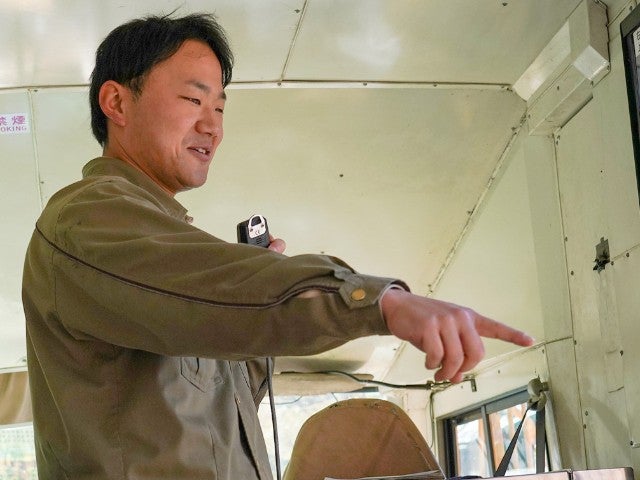 ■【静岡】＜ガイド付！＞富士サファリパークでスタッフと一緒にサファリゾーンを巡る特別なツアー♪いちご狩り食べ放題＆伊豆御膳の昼食付2