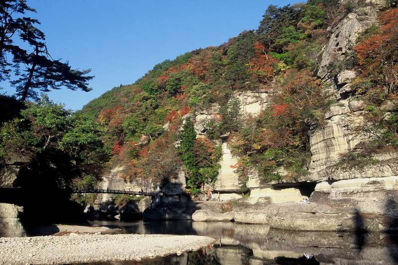 【新千歳空港発】 秋彩の南東北～人気の道の駅めぐりと紅葉の名所・レトロな街並を訪ねて～ 磐梯吾妻スカイライン・裏磐梯・大内宿・塔のへつり・山寺・蔵王 会津若松・天童３日間　3