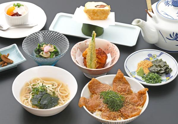 [北九発] 稲佐山のホテルで変面ショーと早めの夕食付♬ 幻想的な夜の長崎ランタンフェスティバル3