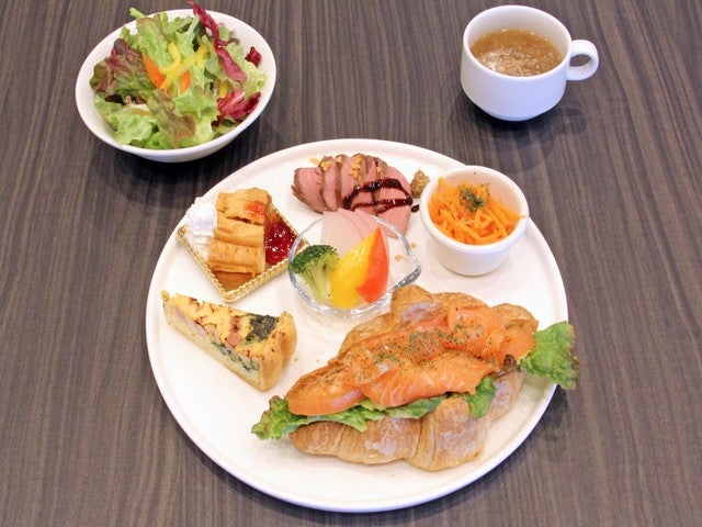 ■【山梨】初夏のやまなし絶景の旅♪八ヶ岳ブルーの絶景『清里テラス』とさくらんぼ狩り食べ放題！＜地元素材にこだわったサンドプレートランチ付＞2