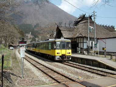 【東京駅・上野駅・大宮駅・小山駅・宇都宮駅・那須塩原駅発】 往復新幹線でびゅーん！ 紅葉の「会津鉄道お座トロ列車」と大内宿・塔のへつり