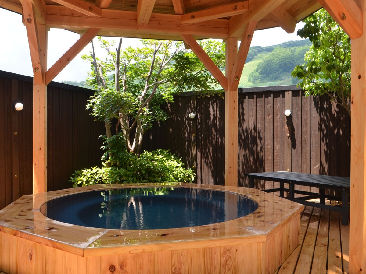 【長野駅】朝出発　バスで行く　スコーレ白馬　２泊（夕食なし朝食付）白馬岩岳スノーフィールドリフト券付宿泊パック／３日目も利用できるリフト券に変更も可能／スキー場目の前の好立地ホテル。温泉露天風呂もある人気のお宿2