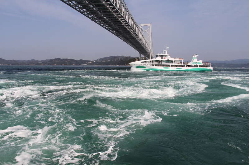 【愛媛県内発】 アオアヲナルトリゾート 郷土料理バイキングと大潮の日に乗船！鳴門観潮船　日帰り2