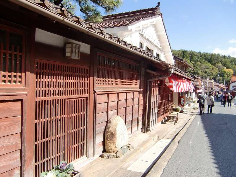 【高知県内発】 大型車両では行けない！白亜の千本鳥居「済渡寺（さいどうじ）」11,000株のあじさいとベンガラ色の赤い街並み吹屋　日帰り2