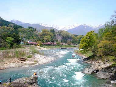 【埼玉県内発】 冠雪の谷川岳を望む渓流と桜の競演「諏訪峡」 満腹ぐんま花より団子？！いちご狩り食べ放題・とろとろ絶品ゆばすくい体験食べ放題　日帰り