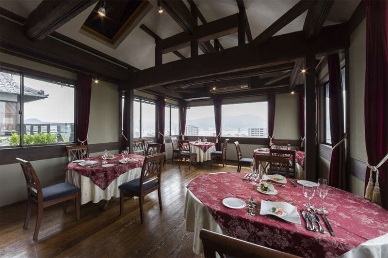 【光・下松・徳山発】高台に佇むポツンと隠れ家レストランで味わう創作料理と春の白野江＆地上31階で絶景カフェ時間　日帰り2