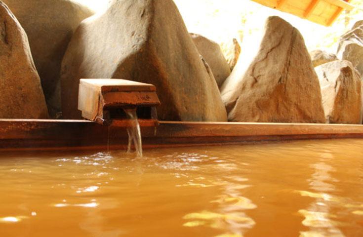 【往復新幹線指定席で行く】「苗場プリンスホテル」4号館(ゲレンデビュー) 2泊3日【滞在中リフト券付】！レンタルセット＆ウェア付【翌朝食付】3