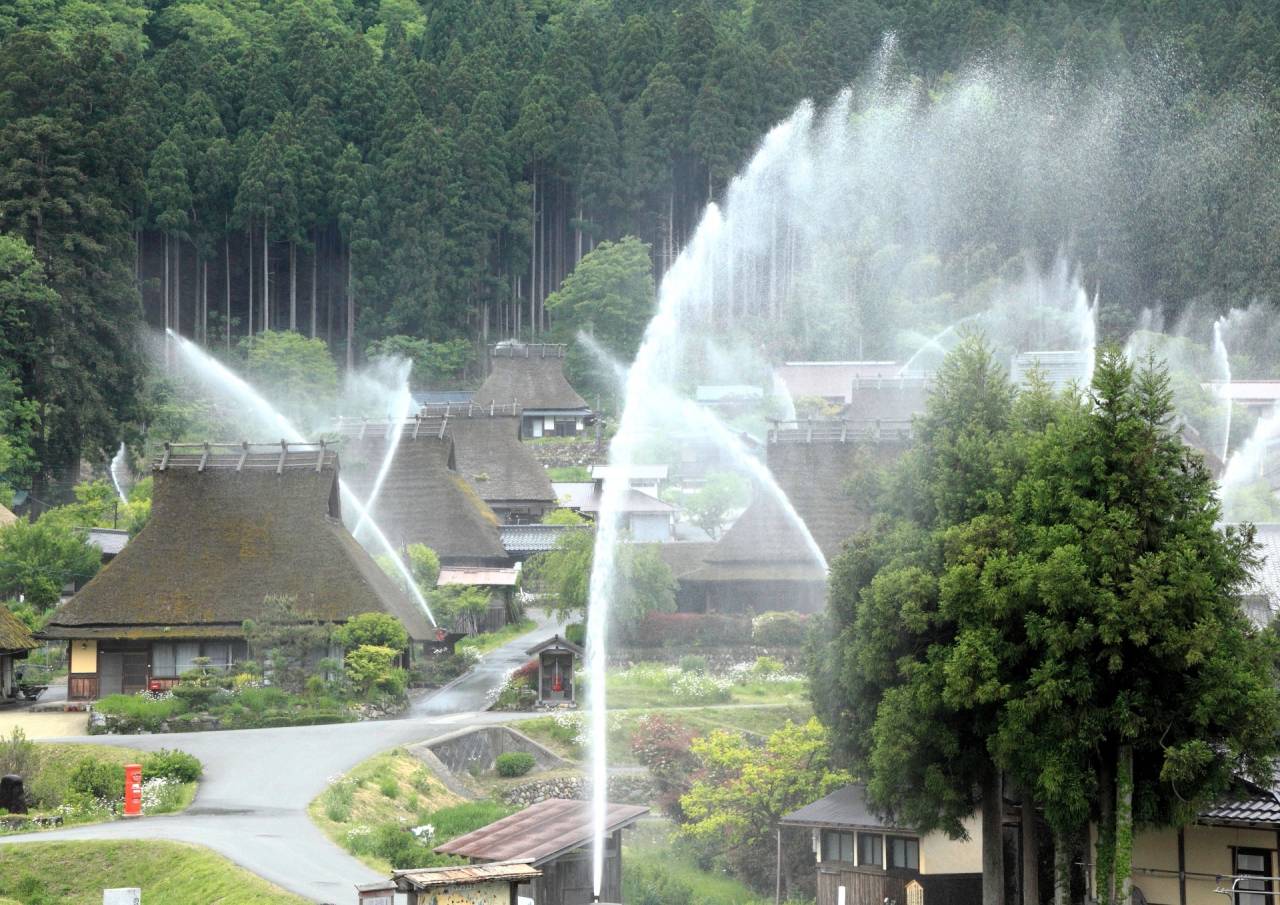 見学できるのは1年間で2日だけ！春の美山かやぶきの里一斉放水見学ツアー【梅田・天王寺発】1