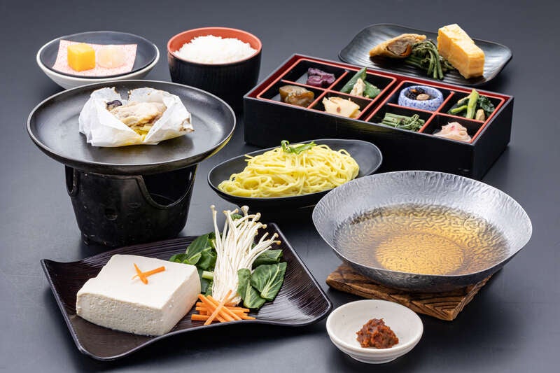 【出雲市駅・松江駅・安来駅・米子駅発】 1等観覧席・都をどり見物と桜舞う京都2日間3