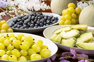 【山梨でフルーツ三昧！/新宿・池袋・町田・三鷹・立川発】初物高級シャインマスカット＆国産メロンとブルーベリー食べ放題！さらに人気の甲州桃狩りも食べ放題！1