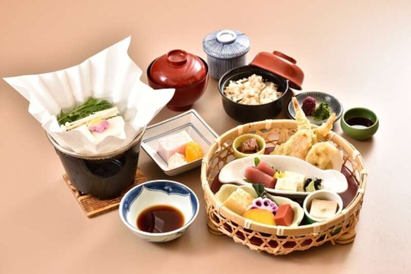 【和歌山県内発】 京都随一の梅名所！城南宮「しだれ梅と椿まつり」＆北野天満宮　日帰り2