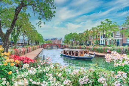 【バスハイク／日帰りバスツアー】 ＜博多(福岡)発着／基山発着＞ 2026年4月～5月出発 春のハウステンボス フラワーセレブレーションと 13年連続日本一に輝いたイルミネーション ☆テイストオブ九州にもつかえるお食事券付き☆