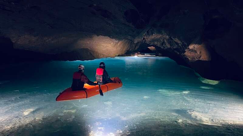 【羽田空港発】 《体験》秋芳洞非公開エリア・神秘的秋吉ブルーの地底湖探検天秋吉台の地形を学習と日本遺産「石見神楽」鑑賞・萩・津和野３日間3