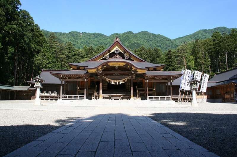 【山形県内発】 錦秋の弥彦公園もみじ谷・彌彦神社菊まつりと 日本海・寺泊いけすレストランで食す！のどぐろ炙り入り海鮮丼（日帰り）2